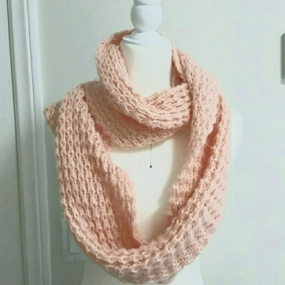 ✨❄️ 🛍️ NEW Infiniity Scarf Pink Cozy Knit